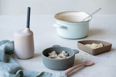 Beeren Porridge mit geriebenem Apfel und Mandelblättchen