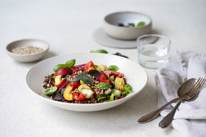 Sommerlicher Linsensalat mit Tomaten, Nektarine & frischem Basilikum