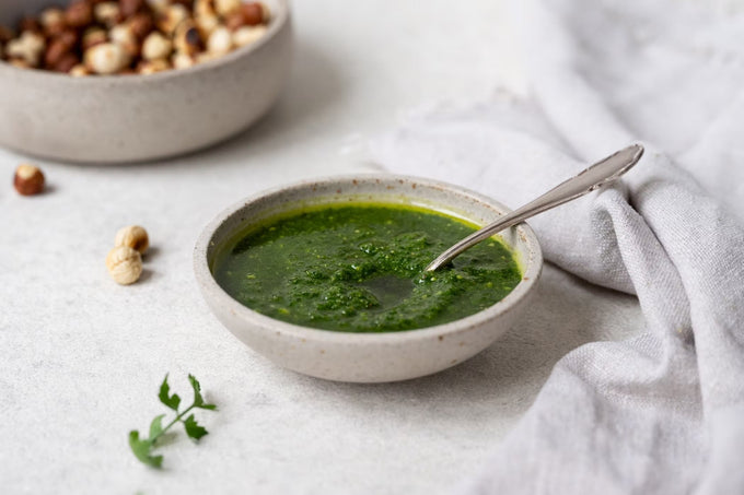 Petersilien-Haselnuss-Pesto mit Hanföl