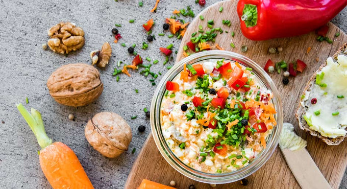 Körniger Hüttenkäsesalat mit Budwig Kräuterdressing