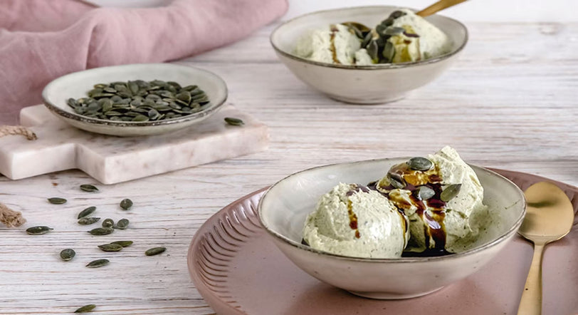 Kürbiskern-Eis mit Kürbiskernöl und gerösteten Kernen
